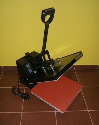 ...a pro ilustraci, takto vypadá termotransferový lis ve kterém se tyto topné desky používají.