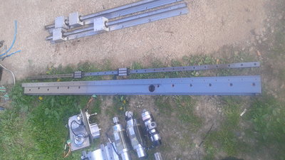 20180426_170250.jpg (1.42 MiB) Zobrazeno 5702 x linearní vedení včetně vozíků GW87 F-300 a pevného dodstavce u kterého je celá spodní plocha a dosedací plocha lineárů broušena,délka je 1700mm,rozměr podstavce šířka 82mm a výška 62mm. Váha jednoho kompletu podstavec,lineár a 2 vozíky je 60kg. cenu prosím nabídněte celkem mam 4 komplety. Rozebráno šetrně z funkčního,ale již nepotřebného automatu siemens.