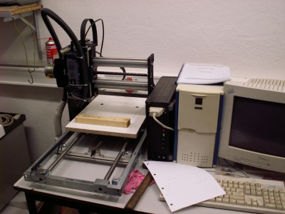 Obráběcí plocha - 330x230x100 mm<br />Použítý SW - Turbo CNC na PC 120 MHz